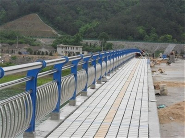 三门峡不锈钢桥梁护栏的特性及其在现代建筑中的应用